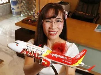 年赚555万 空姐用厕所太久被发现卖身