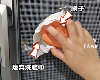 女生自制清潔窗紗神器,！衣服刷子+廢棄洗臉巾效果超好