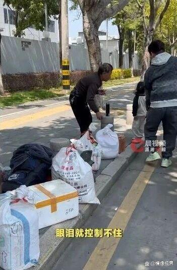 父亲坐30小时大巴送百斤特产 沉甸甸的父爱