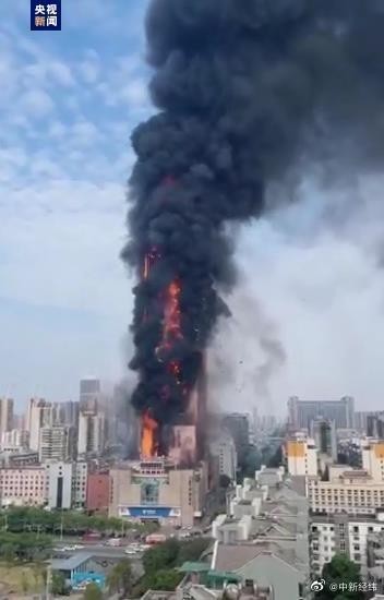 最新：燃烧剧烈的长沙数十层楼体明火已被扑灭 目击者发声 