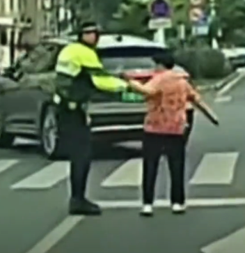 大媽闖紅燈警察都攔不住 甩開交警阻擋的手繼續(xù)走