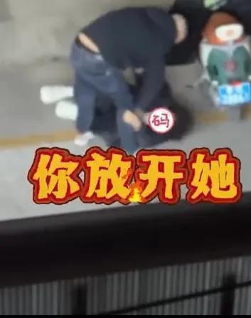 山西一男子深夜當(dāng)街毆打妻子 熱心女子勇敢制止