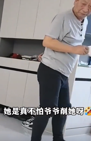 萌娃在家学爷爷走路，网友：﻿小心你爷爷揍你！