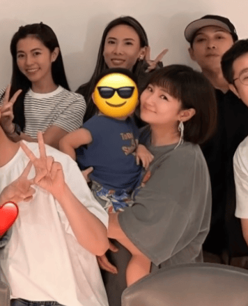 任家萱一家参加好友生日会 腹部隆起被疑怀二胎