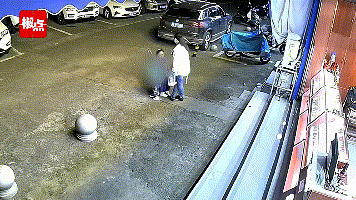 监控拍下整扇窗户从高空掉下砸中三人 