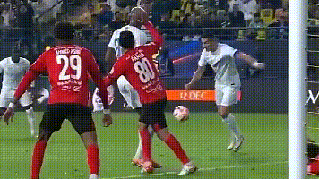 C罗一脸懵!同城德比再现争议判罚!C罗抽射被对方球员用手挡出