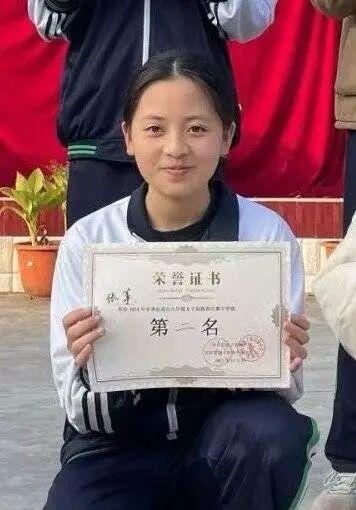 床头放菜刀女孩哭着说想成为黄文秀 梦想照亮前行路