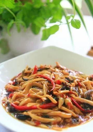 杏鲍菇手撕秒变下饭神器，十分钟上桌，碗里米饭都不够吃