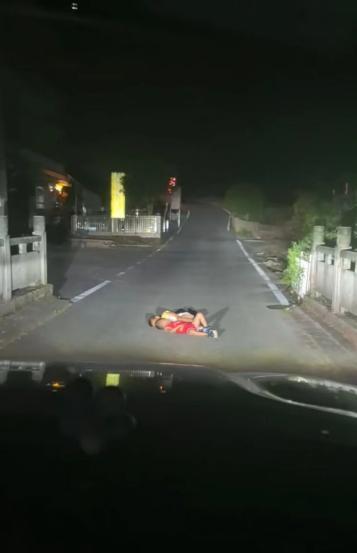 两男童深夜睡马路中央 村委会回应