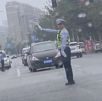 司機在路口沒看懂交警手勢：當時科目一考了滿分,，這是什么意思啊,？ 
