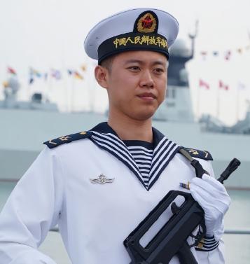 震撼原声！大连舰训练现场 真刀真枪拉练