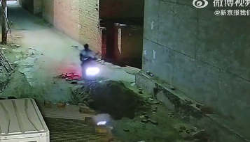 男子夜晚骑车撞路中间沙堆空翻摔倒
