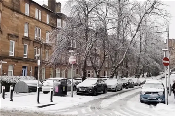 英国降雪致多个机场跑道关闭 大雪引发供电中断