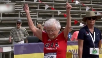 103岁老人夺冠引热议 103-year-old runner proves sky's the limit, not age