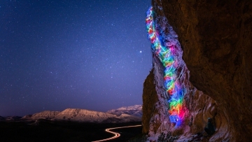 Photographer wears LED lights when climbing mountains