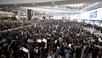 受非法集会影响，香港取消全部剩余航班 Hong Kong cancels all flights as protesters disrupt airport