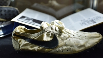 稀有耐克跑鞋以300多万拍卖售出 Rare pair of Nike sneakers sold for a record $437,500