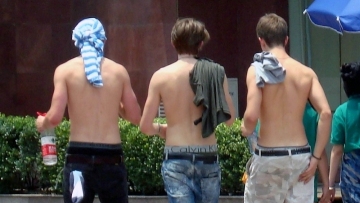 多城禁止光膀上街 As summer heats up, cities tell residents to keep their shirts on