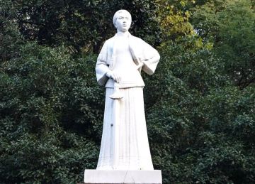 秋瑾牺牲后暴晒街头，3位好闺蜜冒险偷出遗体，安葬在西湖