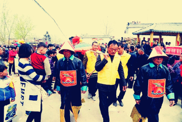 网友傻眼！岳飞后人穿着清朝服装祭祀先祖？