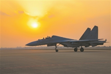 东部战区空军航空兵某旅开展跨昼夜飞行训练