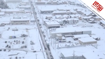 国际丨航拍日本多地遭破纪录暴雪袭击：交通受阻车龙超2公里