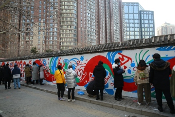望京130余名大学生和热心市民手绘“冬奥墙”