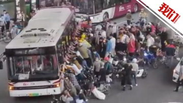 广州一男子手臂被压公交车下数十名路人推车救人