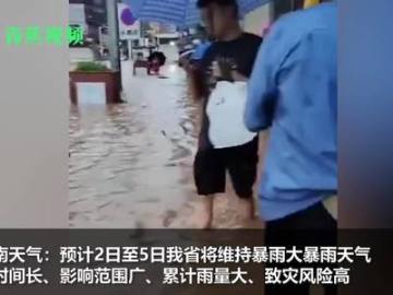 湖南湘西遇大暴雨  河水暴涨凤凰古城小范围被淹