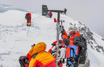 中国科研人员成功维护升级世界海拔最高自动气象站