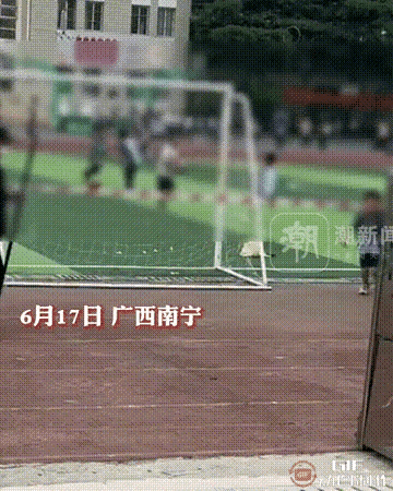 奔驰在操场险些撞上学生 官方回应奔驰在操场倒车事件会去核查