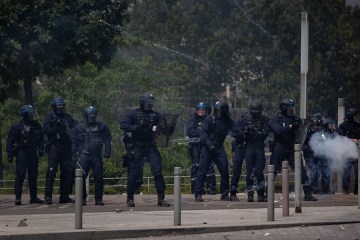 法国骚乱被捕人数减少两名警察遭枪击