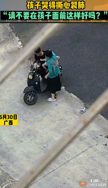 广西一对夫妻当街吵架 男子将怀中小孩甩来甩去