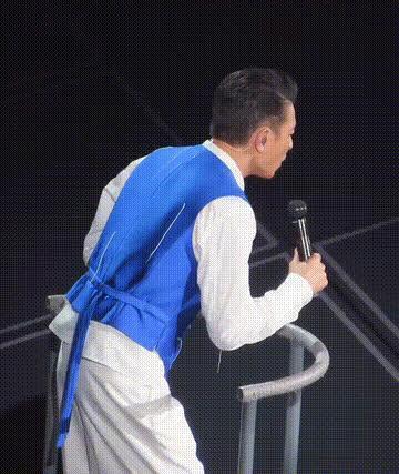 贾玲看刘德华演唱会献飞吻 追星梦想成真