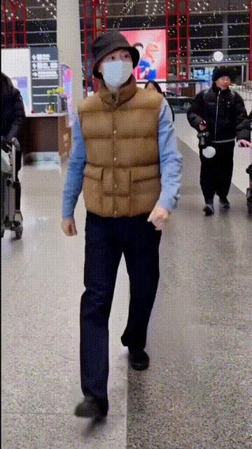 马龙到达米兰 帅气『穿搭』引关注