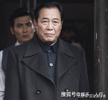 他为妻儿12年没拍戏，61岁因《潜伏》爆红，现70岁越老越红