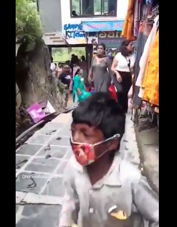 印度数十万人涌入景区 小男孩持棍提醒游客戴口罩