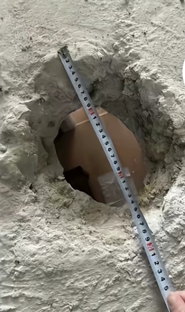 3·15在行动 | 徐州万科淮海天地业主重装房屋发现地面20厘米贯穿洞直通楼下，要求万科换房、回购遭拒