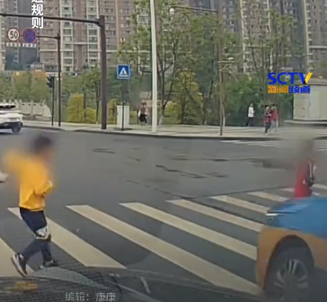 兩小孩闖紅燈斑馬線奔跑險(xiǎn)被撞 還好出租車及時(shí)剎車