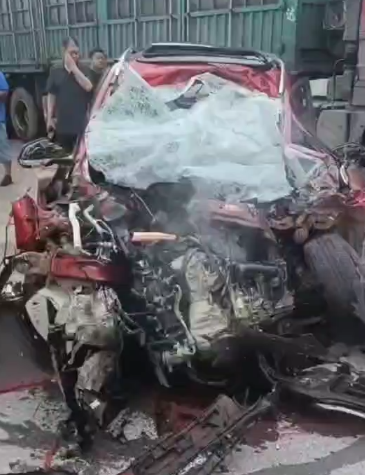 河北邢台发生一起车祸 事发监控显示，两车迎面相撞，货车将轿车顶出去数米远