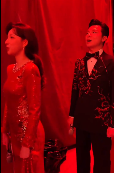 主持人上台前都背台词，只有小撒摇起来了 网友：有人勤勤恳恳，有人天赋异禀