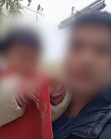 女童捡到金项链后续 失主感恩送红包