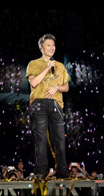 谢霆锋演唱会大雨不打伞