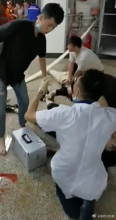 郑州5号线跪地救人的试工医生 被医院直接录用