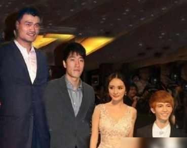 郭敬明的身高时常成为话题,尤其是在与巨人姚明同框时,他显得格外小巧