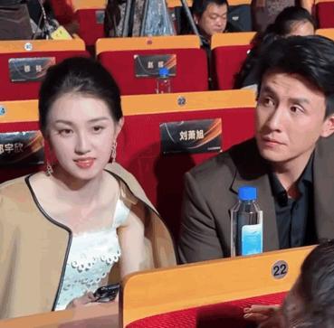 唐国强为短剧演员颁奖时发言引热议 老戏骨跨界助阵短剧盛典