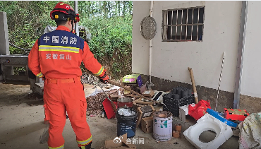 眼镜蛇闯入居民家中被消防员捕获