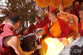 班禅在扎什伦布寺为信教群众摸顶赐福