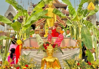 云南省西双版纳州佛教协会举行浴佛祈福法会喜迎傣历1386年新年节