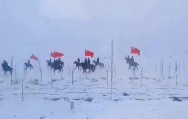 新疆牧民骑马举国旗送冬奥健儿